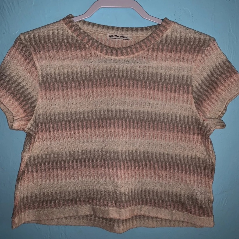 FREE PEOPLE - Medium Crop Top short sleeve sweater.